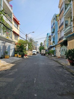 nhà bình phú quận 6 có sẵn dòng tiền đầu tư ngon.4mx20m.6 tầng. chỉ 12.7 tỷ chủ thiện chí bán.