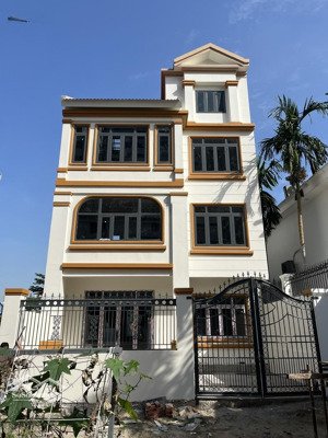 cho thuê biệt thự xây thô 1 trện 3 lầu, tổng diện tích hơn 320m2 sàn.