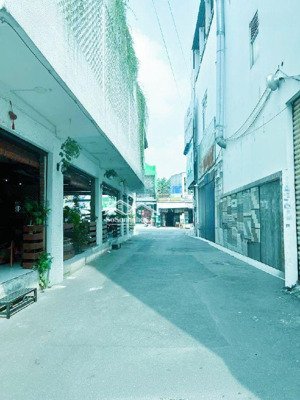 sát chợ tân huong kế aeon sơn kỳ ngang 4,5 dài 20 xây 4 tâng btct với 5pn hẻm 8m