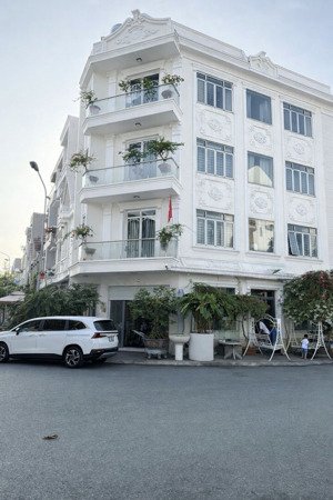 siêu phẩm vip lô góc- 4 tầng - chỉ 8,6 tỷ - hoàn công đủ- đường thống nhất trung tâm đông hoà tphcm