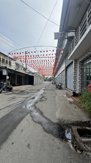 nhà gần mặt tiền nguyễn cửu phú trần đại nghĩa
- nhỉnh 4 ty nhà cũ 2 tầng mặt tiền đường