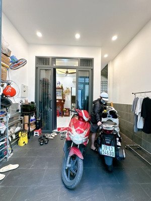 nhà hẻm kế mt đường đoàn văn bơ 4 tầng 65,7m2 kdc hiện hữu sân thượng giá chỉ 7,9 tỷ tlcc