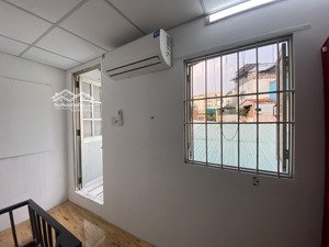 chính chủ cho thuê căn hộ gác cao 2m có cửa thoáng ngay vòng xoay dân chủ