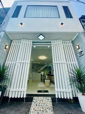 bán nhà chính chủ hẻm chuyên dùng chính dt 52m2 nở hậu tặng lại toàn bộ nội thất