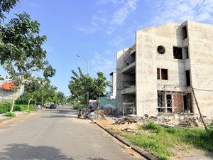 rẻ hơn thị trường 300 triệu cần bán gấp lô đất 180m2 cách công viên 20m kđt fpt chỉ 47 triệu/m2