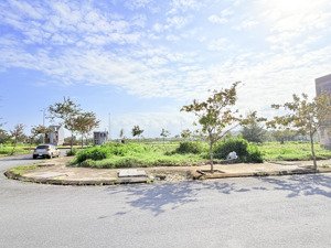 bán lô góc 2 mặt tiền trục đường kinh doanh kđt fpt dt đất 220.9m2 xây được cao tầng giá rất tốt