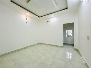 bán căn nhà phố, sân vườn rộng rãi. đậu 2 xe 7 chỗ.