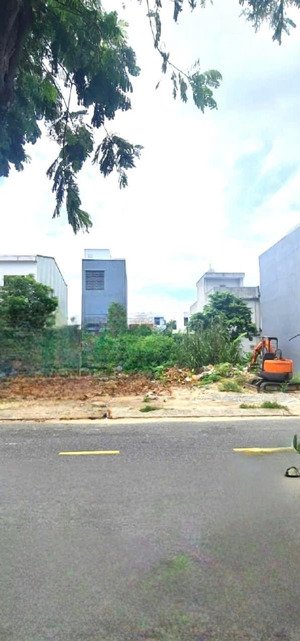 một lô duy nhất ngay sát biển. chào bán mặt tiền đường nguyễn thuý, đà nẵng. đường 7,5m vỉa hè 4m