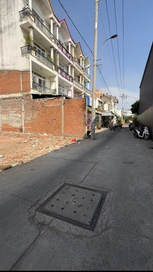 giá : 7 tỷ 800 lô đất ngang đẹp 4.5m x 17m - hxh 7m giáp q.6 cách mặt tiền tl10 chỉ 150m