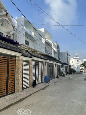 bán nhà mới xây sổ riêng hoàn công giá rẻ. dt 100m2(5x20) thổ cư 100%. giá 4tỷ còn thương lượng