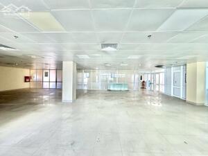 Cho thuê văn phòng 200 m² ngay trung tâm thành phố, chỉ 200.000d/m2, miễn phí 40 chỗ để xe