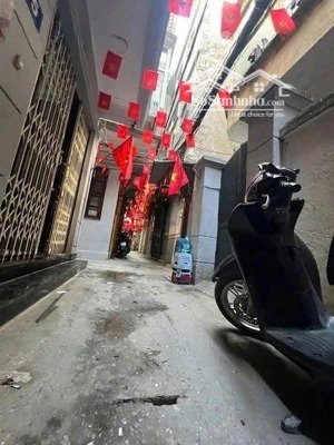 8 tỷ, dt sổ 31.4m2, mt 3m, 3 tầng, 100m ra mặt phố ngọc khánh, ba đình