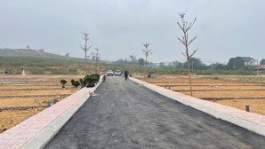tôi bán lô đất xuất ngoại giao giá chỉ 2tỷ4/100m2 lô thường và lô góc sát ql21 đường to 6 - 8m