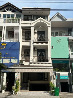 cho thuê nhà nguyên căn 5x20m, 1 hầm 3 lầu 7 phòng, nhà mới đẹp lh 