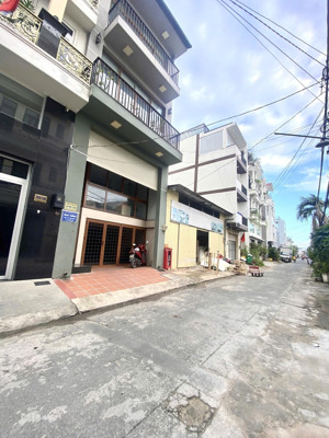 bán nhà cạnh sân bay, 68 m2 3 pn 6 tỷ đường 8 m hẻm kinh doanh.