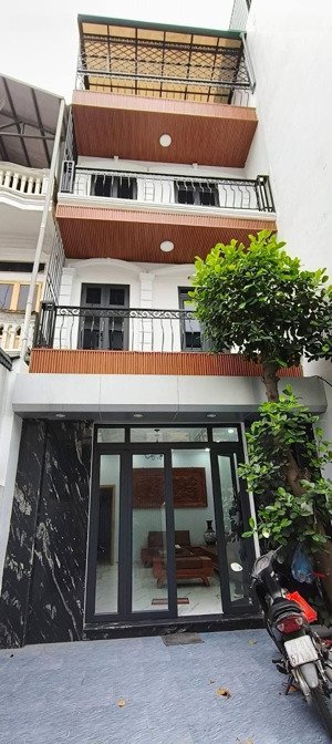 hot: chỉ hơn 11 tỷ (115tr/m2) - 103m2 - mua đất tặng nhà 4 tầng. quá rẻ ko có căn thứ 2