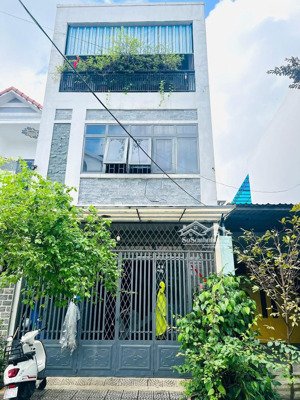 nhà 3 tầng đường phú xuân 5 . - dt đất 90m2 ngang 5m - dt sàn 237 mét , - hướng đông bắc