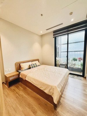 mời thuê căn hộ 2pn 2wc 73m2 đủ đồ đẹp view hồ + quảng trường toà l1 landmark.hl ạ