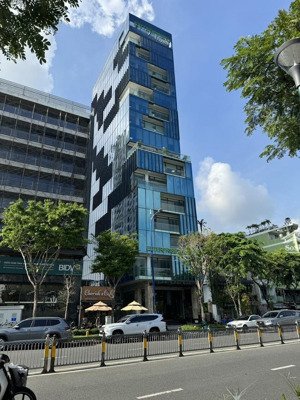 bán toà nhà 2 hầm, 15 tầng, mặt tiền bến vân đồng, quận 4, với 4691 m2 sàn, dòng tiền 2.8 tỉ/ tháng