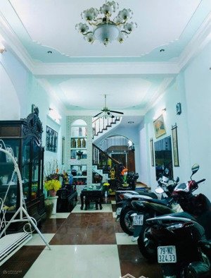 nhà mặt tiền lê hồng phong - nha trang không dính dải phân cách