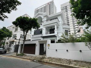 cho thuê bt đơn lập pmh - q7, dt: 272m2, 4 phòng ngủ, nhà đẹp nội thất cao cấp.giá thuê 118tr/tháng