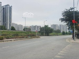 chủ nhà mua nhà trong vin oceanpark nên cần bán lại căn nhà 2 tầng, ô tô đỗ cửa, giá rẻ bất ngờ.