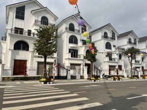 cc bán lô biệt thự nhà 2 mặt đường vừa hoàn thiện,chỉ việc xách val về ở, sổ cầm tay. lh 