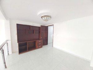 với 11 tỷ ac có căn nhà 2 lầu tại kdc nam long phú thuận quận 7. dt: 4 x20m. shr