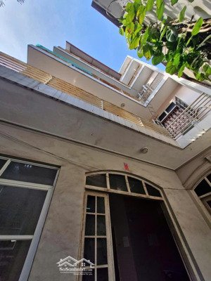 mặt tiền quyền lực-mặt phố-ô tô tải tránh nhau-vừa cho thuê vừa kinh doanh