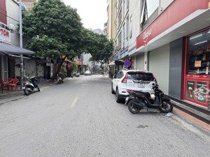 nhà đẹp đón tết- phố xuân thủy - 35m -6 tầng thang máy, mới kính kong - full nội thất -vị trí vip