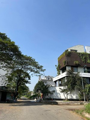 bán khuôn đất lớn hiếm cách mt trần não 300m đường 16m cực đẹp dt:20x28m( 578m2)giá 120 tỷ