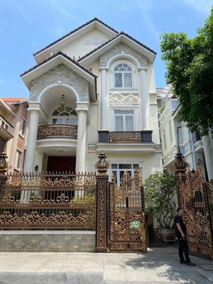 biệt thự kdc tên lửa 10x20m hầm trệt 2 lầu sân thượng chỉ 35 tỷ nội thất cao cấp