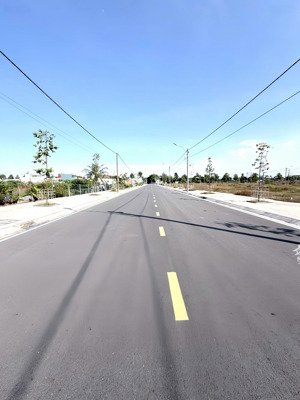 bán đất tđc tân hạnh giáp bên ngã tư bình trị dĩ an. dt: 90m2 (ngang 5m x 18m). giá chỉ 3,9 tỷ