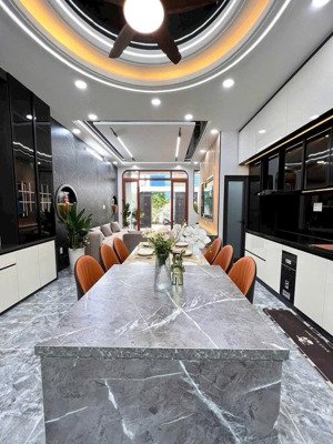 chính chủ bán gấp nhà trần nguyên đán, tân định, q1, giá 5tỷ4 dt 91,8m2 (5,4x17m), còn hđ thuê