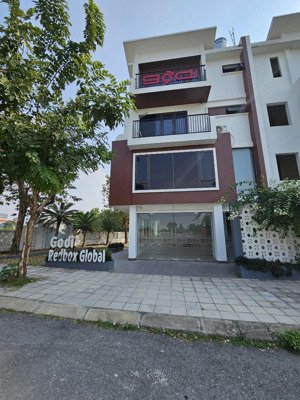 bán biệt thự 3 mặt tiền có 1 ko 2 diện tích nhà + sân vườn lên đến 250m. mặt đường nguyễn viết xuân