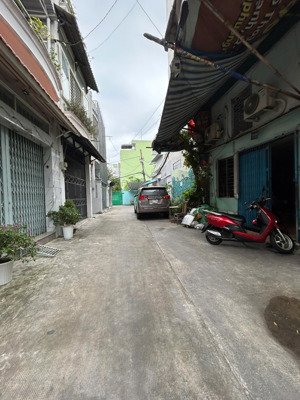 nguyễn sơn- dt 4mx 12- vào hxh - sát siêu thị big c- thoại ngọc hầu - cho thuê 4 phòng 10tr/ tháng