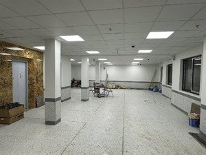 tòa nhà cao cấp 2 mặt thoáng diện tích 180m²