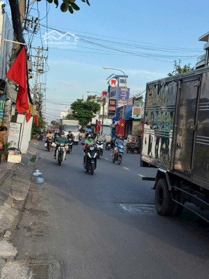 bán căn nhà mặt tiền nguyễn ảnh thủ , p hiệp thành , q12 dt : 4 x 26 .
buôn bán sầm uất cả n