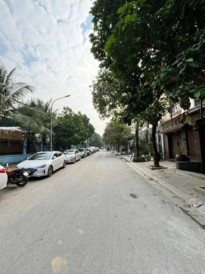 cho thuê nhà phố 1 tầng hầm 3 tầng nổi dtich 113m2 đối diện greenbay1 giá:50tr/tháng. lh 