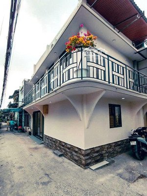 nhà mới 100% hiệp bình phước ngang 4.5m ô tô vào nhà 2 tầng 2pn chỉ 4.35 tỷ