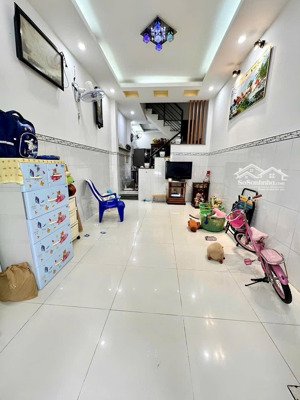 đường xe hơi - nhà đúc 3 tầng - ngay gò xoài - hạ 1ootr - chỉ 4,15 ty + vị trí: khúc lê văn qu