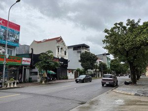 cần bán nhanh nhà 40m2 kinh doanh làm văn phòng ngõ như phố sài đồng vỉa hè 7m phố kd sầm uất