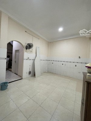 cho thuê văn phòng/kiot/mặt bằng tại đường lê văn sỹ quận 3. giá 5tr/tháng