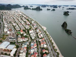 đất vàng 600m2, mt:30m mặt biển cột 5 hồng hà, hạ long . sổ đỏ lâu dài. giá 116 tỷ.