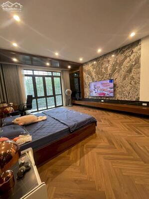 NHÀ ĐẸP- Ở SƯỚNG- PHÂN LÔ- THANG MÁY- THÔNG SÀN- Ô TÔ TRÁNH- PHỐ TRUNG KÍNH TO.