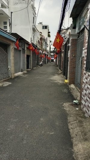 nở hậu, nhà 2 tầng 44m2, xe hơi ngay gần nhà, đẹp, ko lỗi