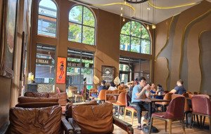 cho thuê nhà mặt phố tràng tiền, diện tích: 50m2x2tầng, mặt tiền: 4,2m, kinh doanh được mọi mô hình