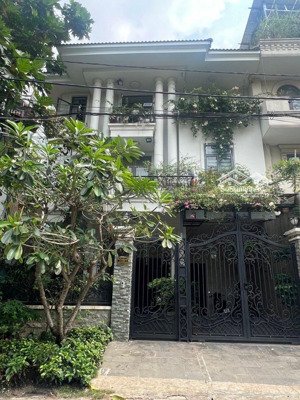 biệt thự cao cấp quận 7 _ hồ bơi riêng, thang máy