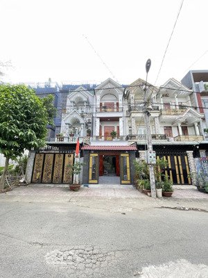 nhà 1 trệt 2 lầu full nội thất cao cấp, vào ở ngay dt 90m2, thổ cư 100%, đường 8m + hè 3m