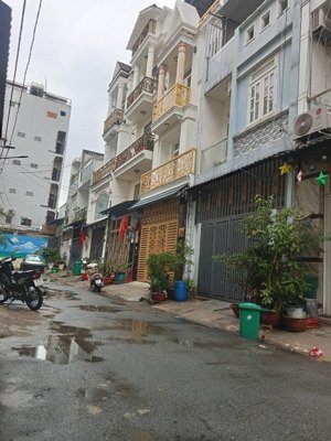 nhà 4 lầu có gara ô tô ngay cổng khu đô thị vạn phúc giá chỉ 7,5 tỷ còn bớt